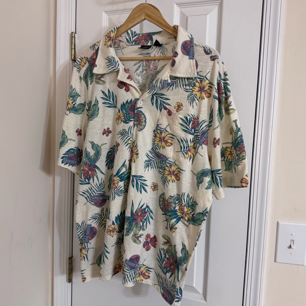 Jurassic World Park Ranger Button Down Hawaiian Camp Shirt XL Jungle Print - Picture 2 of 10